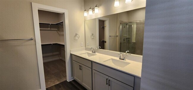 Building Photo - 2120 Delano Dr