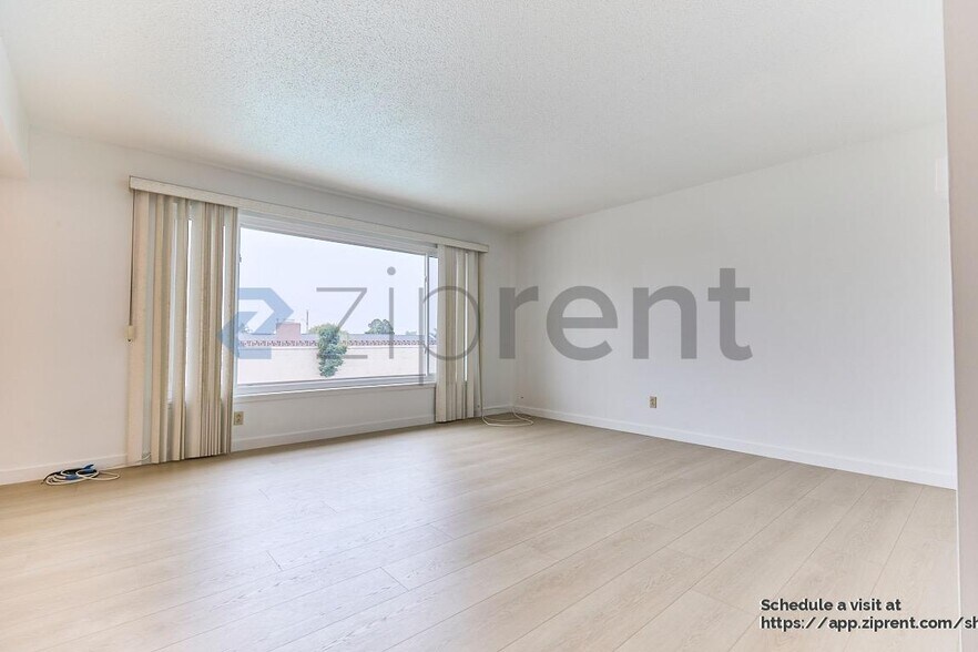 Building Photo - 630 La Presa Dr