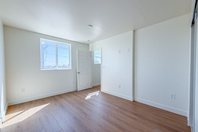 Building Photo - 423 E 31st St