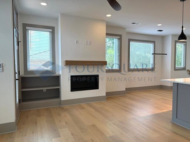 Building Photo - Modern 4-Bed / 4 Bath Townhome with Fireplace, Outdoor Spaces & Fenced Yard – Inside the Beltline...