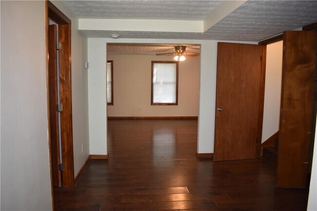 Building Photo - 2811 Pine Cone Ln