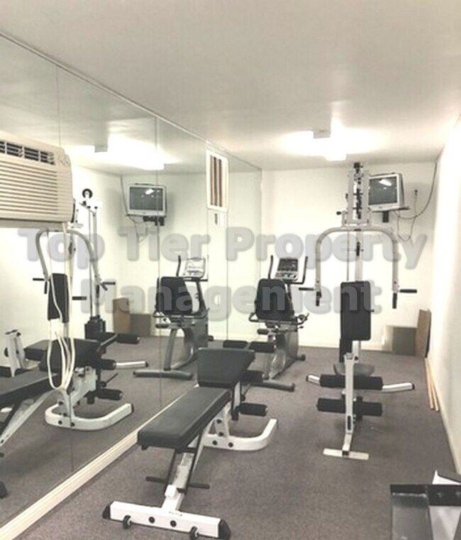 Building Photo - **Ground-Floor 1 Bed / 1 Bath Condo Near S...
