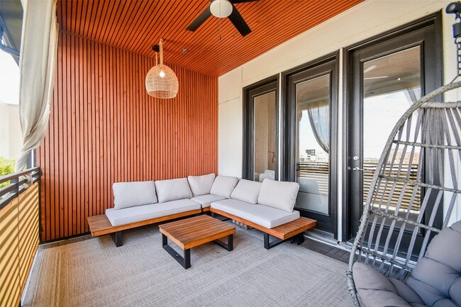 Building Photo - 2412 Canal St