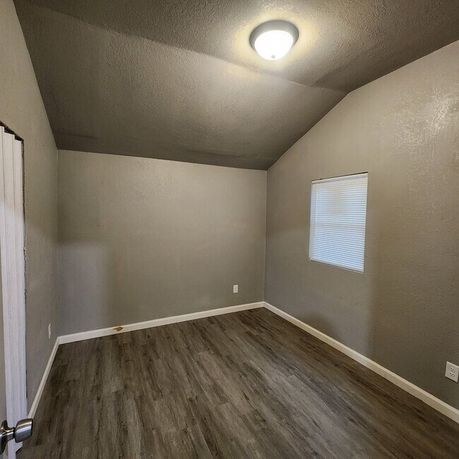 Building Photo - Centrally Located One Bedroom Duplex