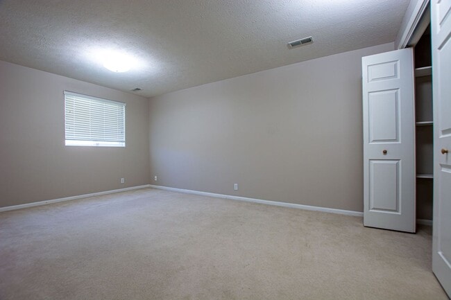 Building Photo - 3 Bedroom / 2 Bath Tri-Level Home Located ...