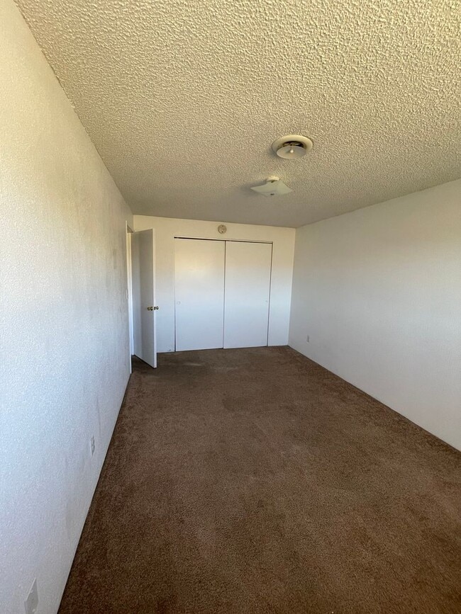 Building Photo - 3 bed 1 bath upstairs apartment with deck ...