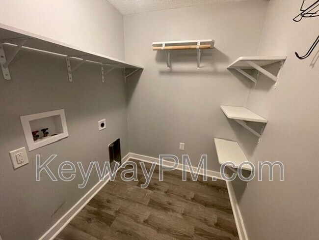 Building Photo - 506 Pershing Dr