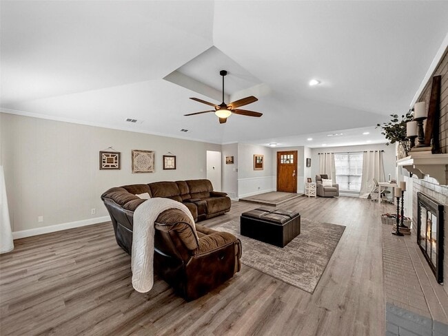 Building Photo - 709 Thoreau Ln