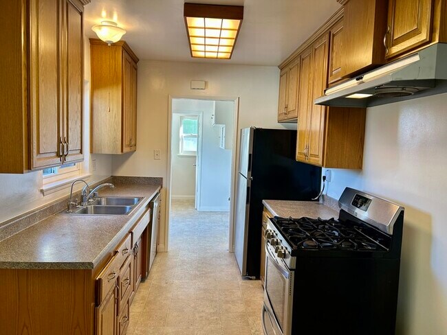 Building Photo - GREAT 3BD HOUSE WITH INCREDIBLE OUTDOOR SPACE!