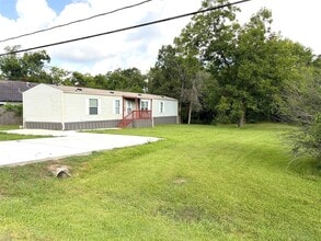 Building Photo - 215 Live Oak St