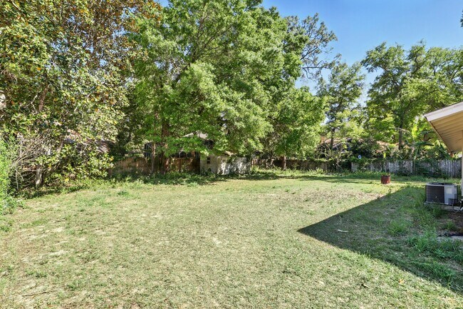 Building Photo - 1617 Acacia Rd