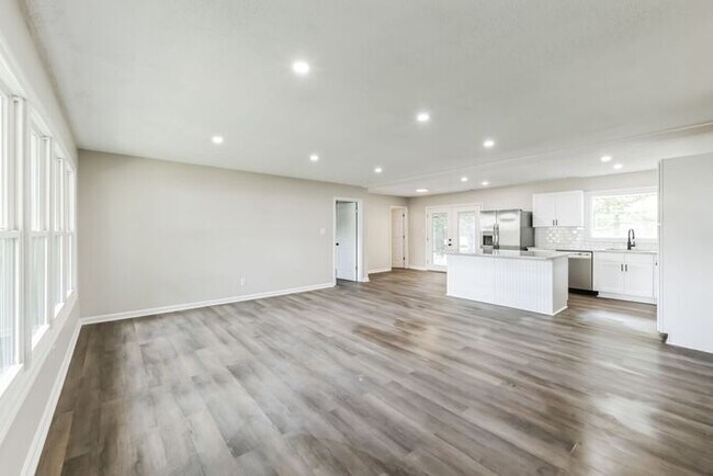Building Photo - 9302 Holbrook Dr