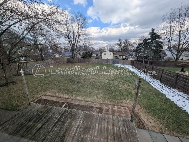 Building Photo - Spacious Elyria Split-Level Near LCCC with Fireplace & Fenced Yard