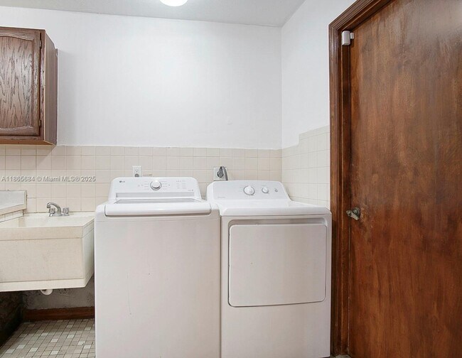 Building Photo - 525 SE Brookside Terrace