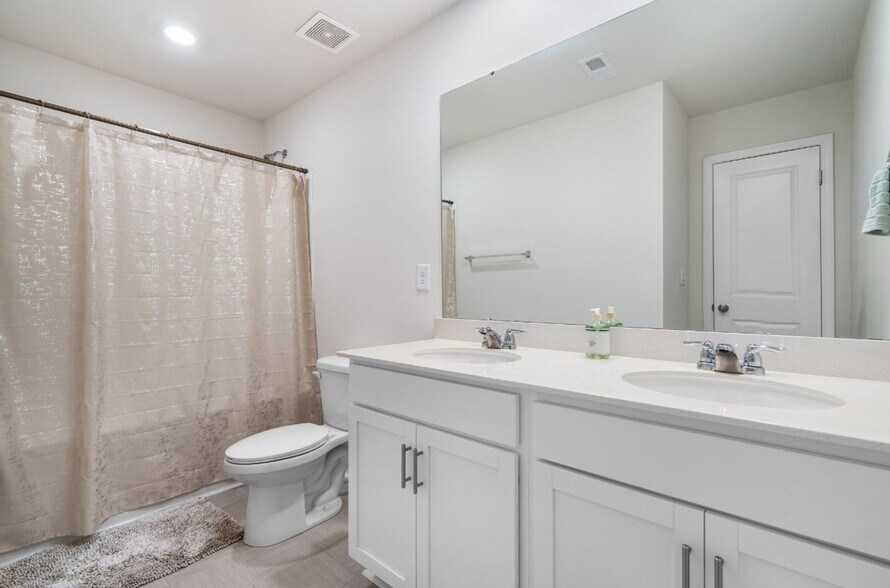 Building Photo - 4116 Village Blvd NW