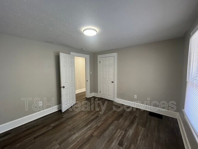 Building Photo - 4926 E New York St