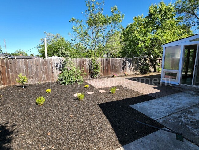 Building Photo - Cozy 2 Bed/1 Bath/ 816 Sqft House in Pleasant Hill available May 15th for lease!