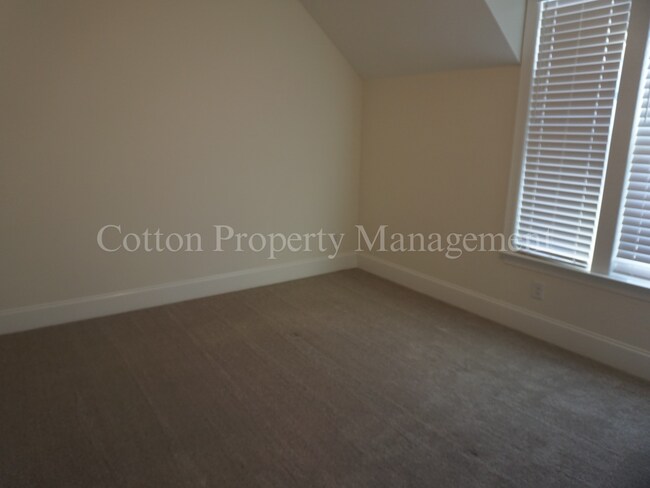 Building Photo - 33 Meon Ln
