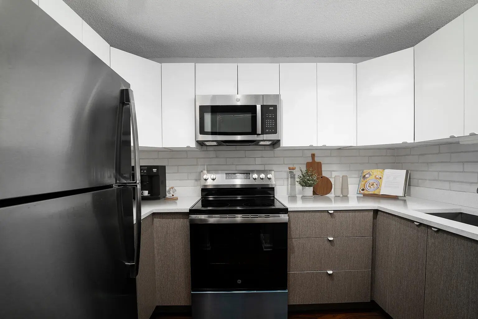 Building Photo - 10 E Delaware Pl