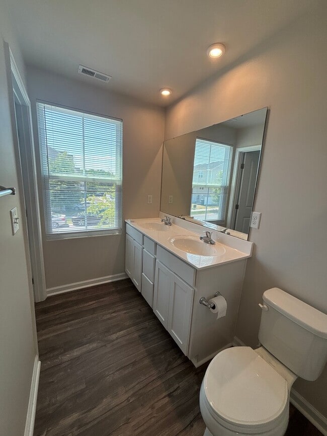 Building Photo - Spacious 5-Bedroom Home in Dillon Lakes