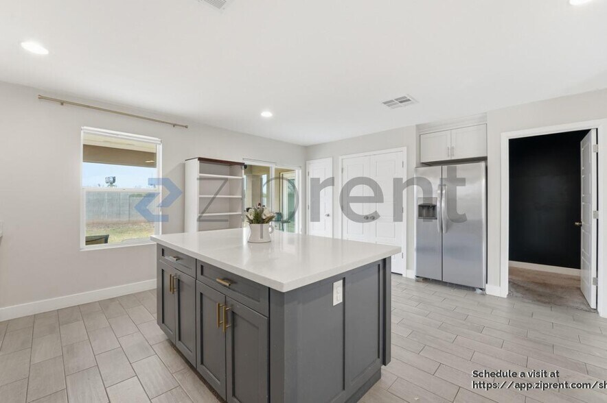 Building Photo - 1121 E Apache St