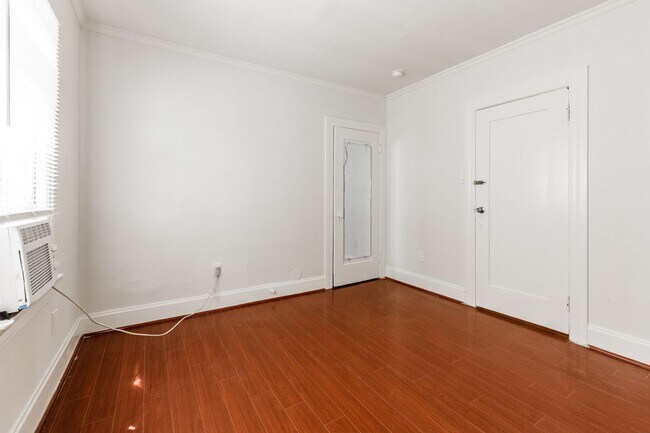 Building Photo - 1154 W 27th St