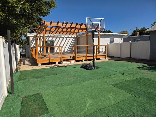 Building Photo - Beautiful 3-Bedroom, 3-Bath Home with Modern Comforts