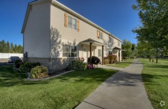 Building Photo - Cute 2 bed 1.5 bath townhome in the Meadows