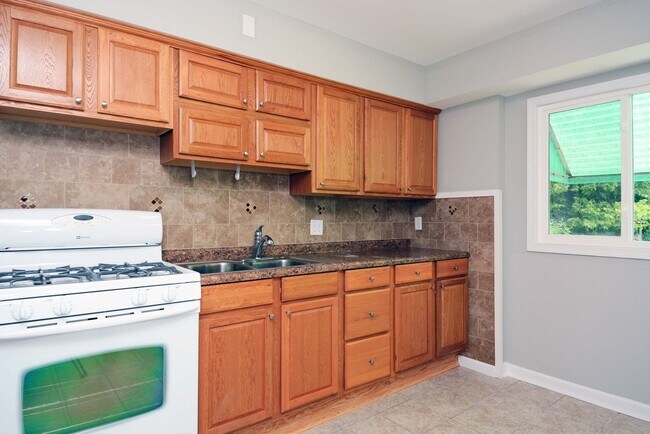 Building Photo - 738 Watson Ave