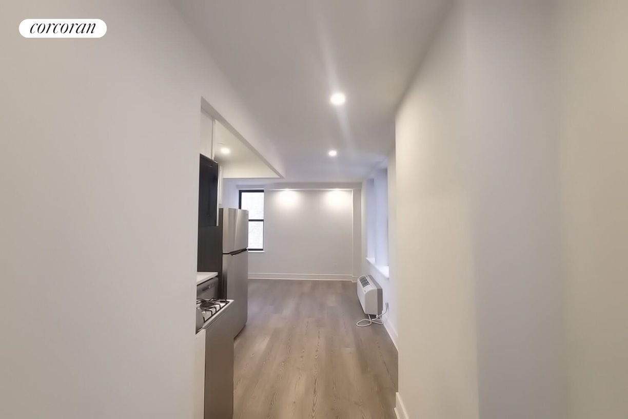 Building Photo - 45 W 81st St