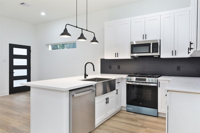 Building Photo - 8109 Bigwood St