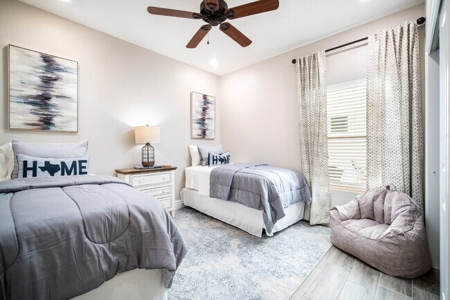 Building Photo - "Spacious 3-Bedroom Duplex with Granite Elegance in El Paso – 1469 Sq Ft of Modern Comfort!"