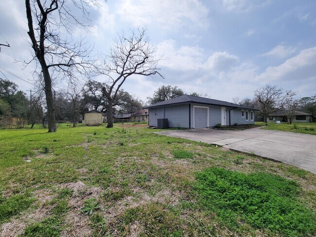 Building Photo - This beautifully remodeled 3-bedroom, 2-bathroom home in the heart of Lake Jackson, Texas, offers...