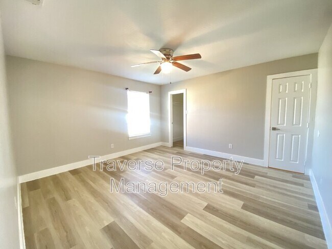 Building Photo - 5125 Sunshine Dr