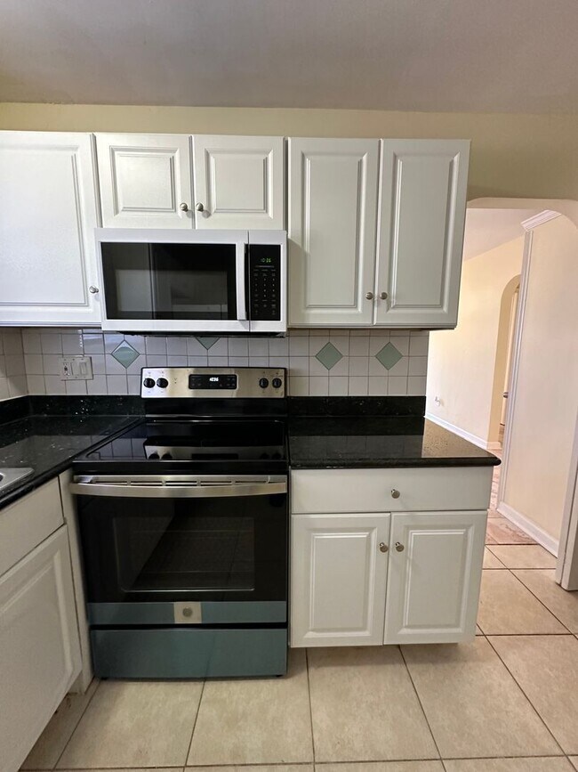 Building Photo - Malibu-4 Bedroom 2 Bath Single Family home