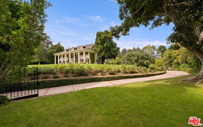 Building Photo - 1006 N Crescent Dr