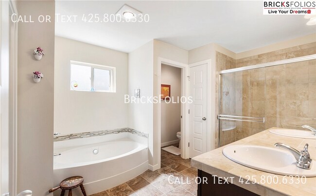 Building Photo - Elevate Your Lifestyle in the Heart of Puy...