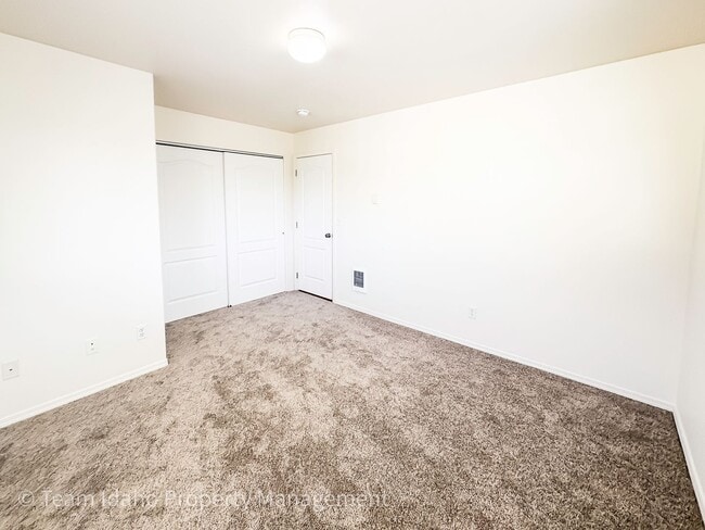 Building Photo - Beautiful 4 bedroom 3 bath townhouse w/att...
