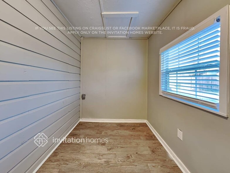 Building Photo - 905 E Crockett St