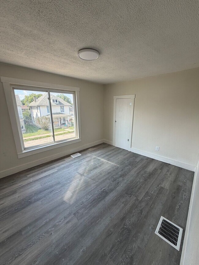 Building Photo - Fully Renovated 3BR Home