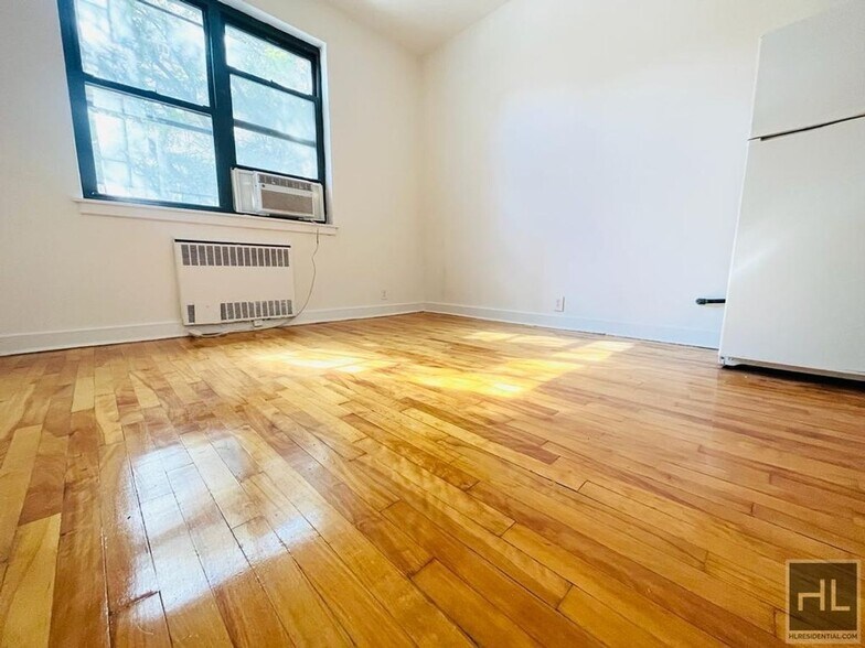 Building Photo - East 61 Street