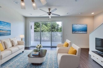 Building Photo - 604 N Bluff Dr