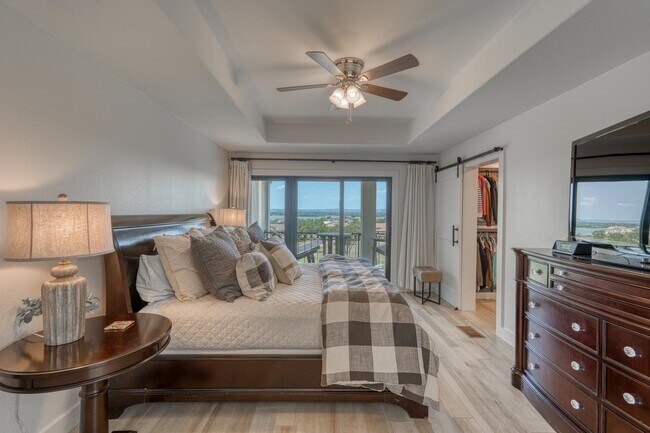 Building Photo - 3305 Close Call