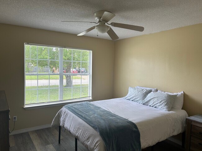 Building Photo - 4007 Lochmoor Dr