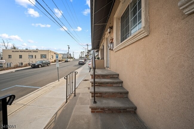 Building Photo - 339 N 6th St