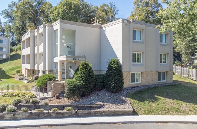 Building Photo - 1 Bedroom, 1 Bathroom Apartment In Desirable Location!