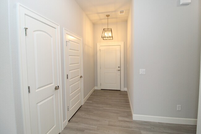 Building Photo - 1045 Autumn Royal Ave