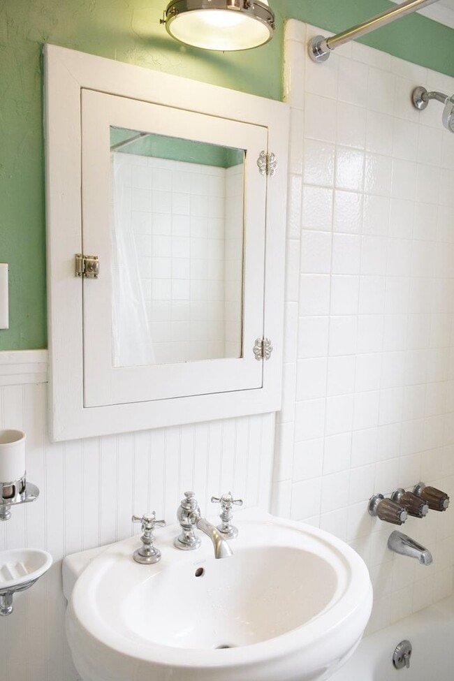 Building Photo - University Heights- Charming 2BR 1BA Craft...