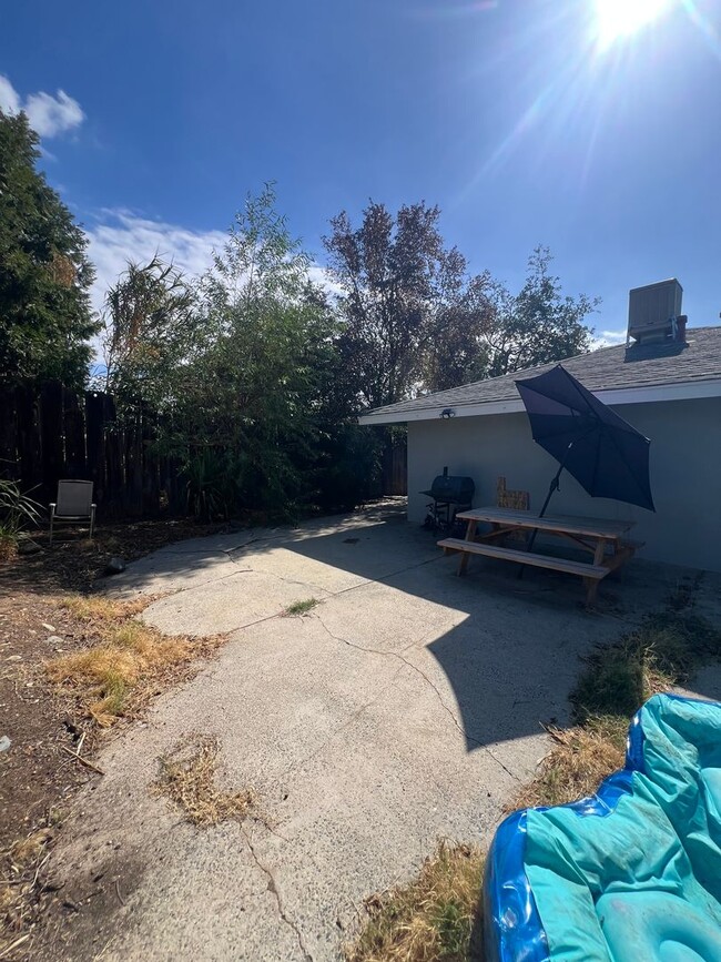 Building Photo - Oroville one bed one bath duplex for rent.