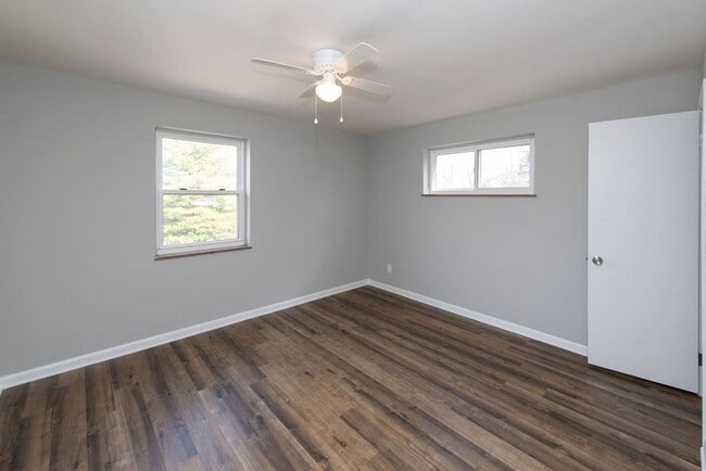 Building Photo - COVEDALE - 3+ bedroom brick cape cod  with one garage built in garage